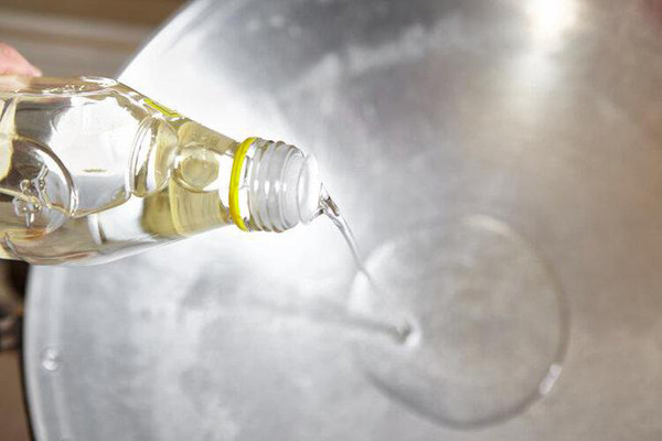 Tổ chức Y tế Thế giới (WHO) đưa ra tiêu chuẩn lượng nhôm tiêu thụ hàng tuần cho 1 người khỏe mạnh là 2mg/kg. Vậy nhưng, số liệu khảo sát chỉ ra hơn 30% dân số Trung Quốc tiêu thụ lượng nhôm lớn hơn khuyến nghị, đặc biệt là người dân phía bắc. Tiêu thụ lượng lớn nhôm có thể ảnh hưởng tiêu cực đến sức khỏe, cụ thể: