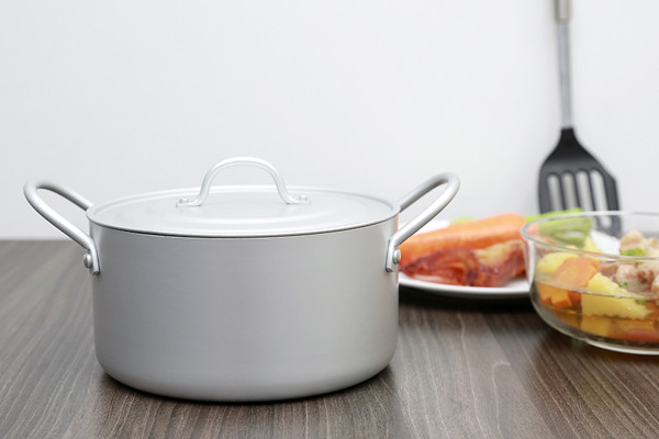 Nếu vẫn muốn dùng nồi nhôm, bạn nên chú ý không làm hỏng lớp màng oxit bảo vệ của chúng. Cụ thể, không nên dùng vật sắc nhọn, thìa cào vào lòng nồi. Hành động này sẽ phá hủy lớp màng oxit bảo vậy. Một khi lớp màng bị hỏng, các chất độc hại sẽ ảnh hưởng đến thức ăn, không tốt cho sức khỏe.