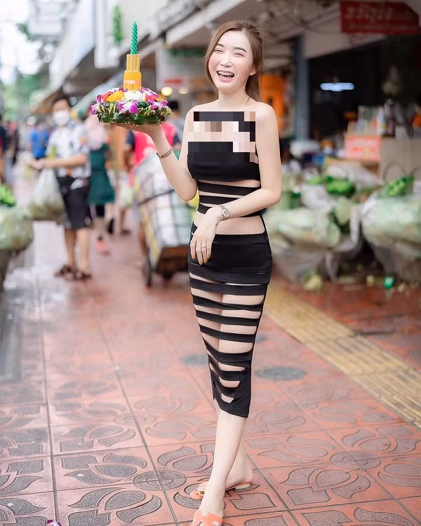 Trong các kiểu dáng, Qanan Kanokyada tỏ ra khá ưu ái với thiết kế đan dây. Thiết kế đan dây nửa kín nửa hở góp phần tôn lên nước da trắng mịn, đường cong lấp ló, kích thích sự tò mò.