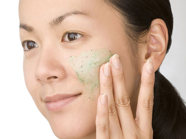 Tẩy tế bào da chết mỗi ngày. Chất lượng cuộc sống nâng cao, chúng ta ngày càng quan tâm đến việc cải thiện nhan sắc. Để có được làn da sáng mịn, nhiều người có thói quen lành mạnh là tẩy da chết trước khi dùng các loại mỹ phẩm.