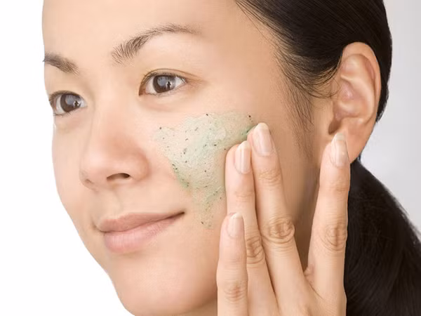 Tẩy tế bào da chết mỗi ngày. Chất lượng cuộc sống nâng cao, chúng ta ngày càng quan tâm đến việc cải thiện nhan sắc. Để có được làn da sáng mịn, nhiều người có thói quen lành mạnh là tẩy da chết trước khi dùng các loại mỹ phẩm.