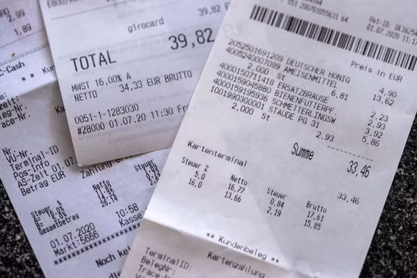 Giữ biên lai mua sắm. Theo dõi các khoản chi rất được khuyến khích. Vậy nhưng bạn không nên giữ biên lai mua sắm. Nguyên nhân bởi hầu hết hóa đơn được in nhiệt, chứa hóa chất độc hại dễ hấp thụ vào máu, gây rối loạn tuyến nội tiết.