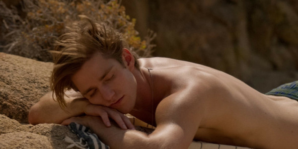 Tắm nắng quá lâu. Tắm nắng giúp cơ thể tổng hợp vitamin D có lợi. Vậy nhưng, tắm nắng quá lâu dễ gây hại cho da. Nguyên nhân bởi nắng chứa nhiều tia cực tím. Đồng thời, nhiệt độ cao có thể gây bỏng rát, khiến da nhanh lão hóa.