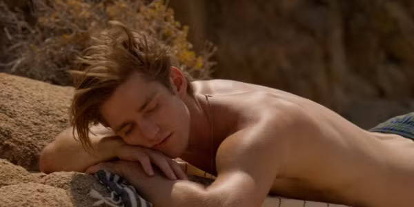 Tắm nắng quá lâu. Tắm nắng giúp cơ thể tổng hợp vitamin D có lợi. Vậy nhưng, tắm nắng quá lâu dễ gây hại cho da. Nguyên nhân bởi nắng chứa nhiều tia cực tím. Đồng thời, nhiệt độ cao có thể gây bỏng rát, khiến da nhanh lão hóa.