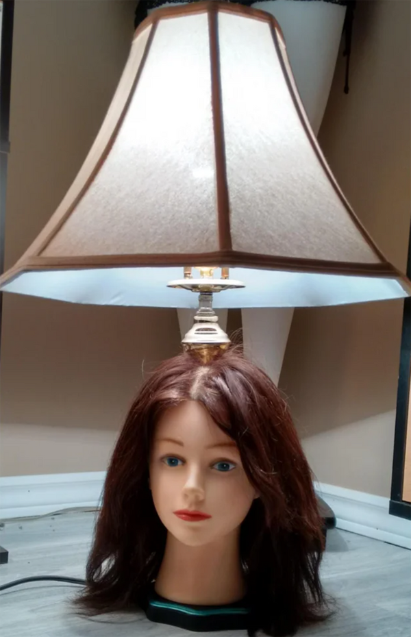 Không dễ thương như bàn bi lắc búp bê barbie, chiếc đèn chụp này rất có tính dọa người.