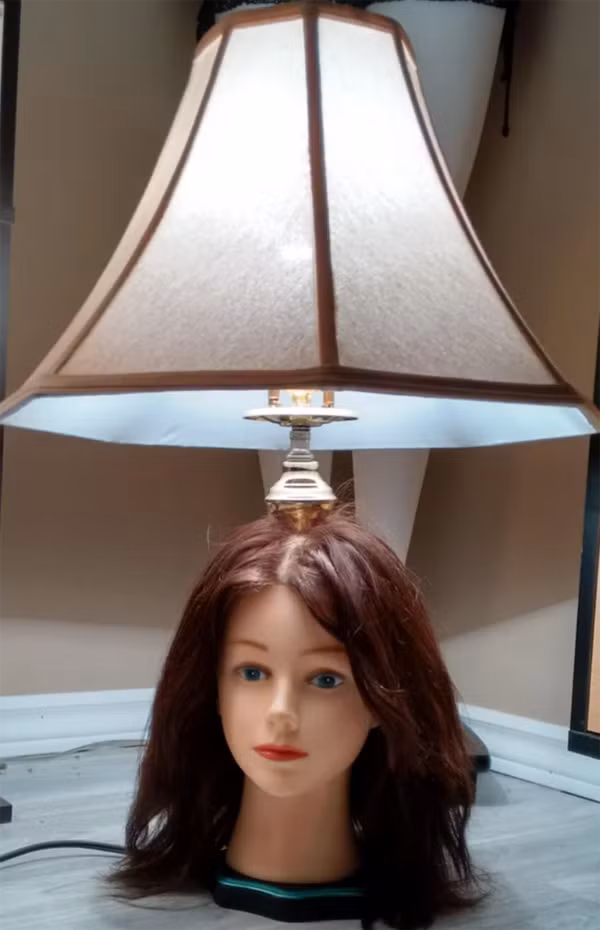 Không dễ thương như bàn bi lắc búp bê barbie, chiếc đèn chụp này rất có tính dọa người.