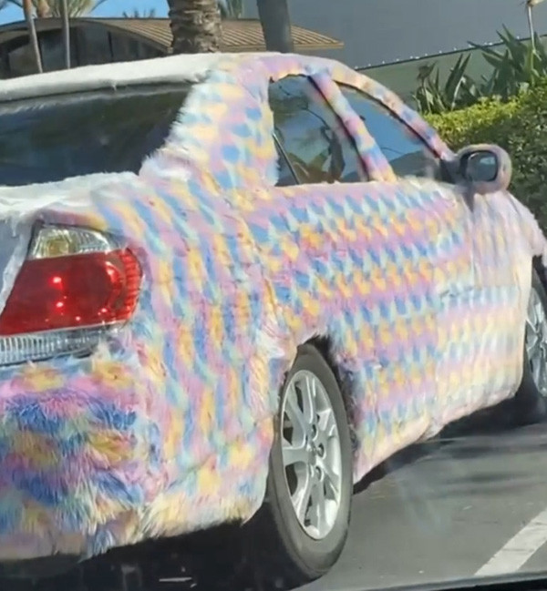 Chiếc ô tô này rất cá tính, nổi bật giữa đám đông. Vậy nhưng, nó khiến người đi đường cảm thấy khó hiểu, không biết chủ nhân của nó sẽ xoay sở như thế nào khi trời bất chợt đổ mưa hay khi cần rửa xe.