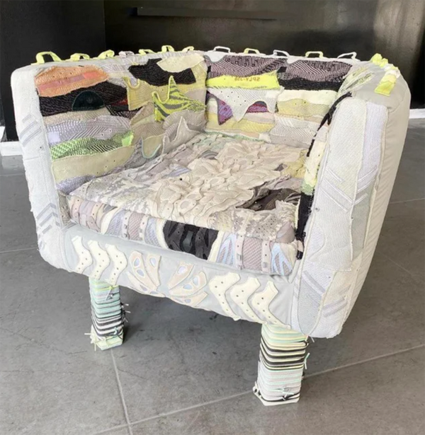 Mẫu ghế sofa này không chỉ êm ái mà còn là thiết kế độc đáo. Cụ thể, nó được may ghép từ vải của 65 đôi giày Yeezys. Được biết, chiếc ghế tận dụng toàn bộ phần dây giày, gót, thân giày...
