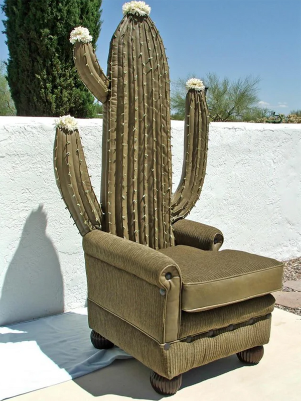 Chiếc ghế gai góc này khiến không ít người e dè. Mặc dù phần ghế ngồi rất êm ái song phần tựa mô phỏng hệt cây xương rồng.