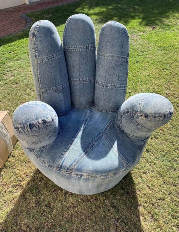 Một mẫu ghế độc đáo khác mô phỏng hình bàn tay. Thay vì sơn màu bình thường, người sản xuất tạo sự khác biệt bằng cách tạo vẻ ngoài chiếc ghế giống như được làm từ chất liệu denim.