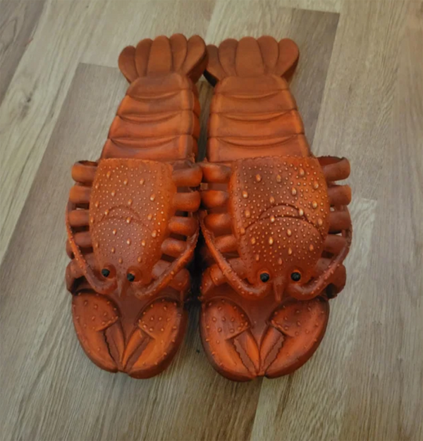 Để người dùng không cảm thấy nhàm chán, nhà sản xuất cho ra mắt món đồ sáng tạo này. Thiết kế dép lê mô phỏng chú tôm hùm vàng rụm. Diện mẫu dép này vào chân, người dùng không khó thu hút sự chú ý.