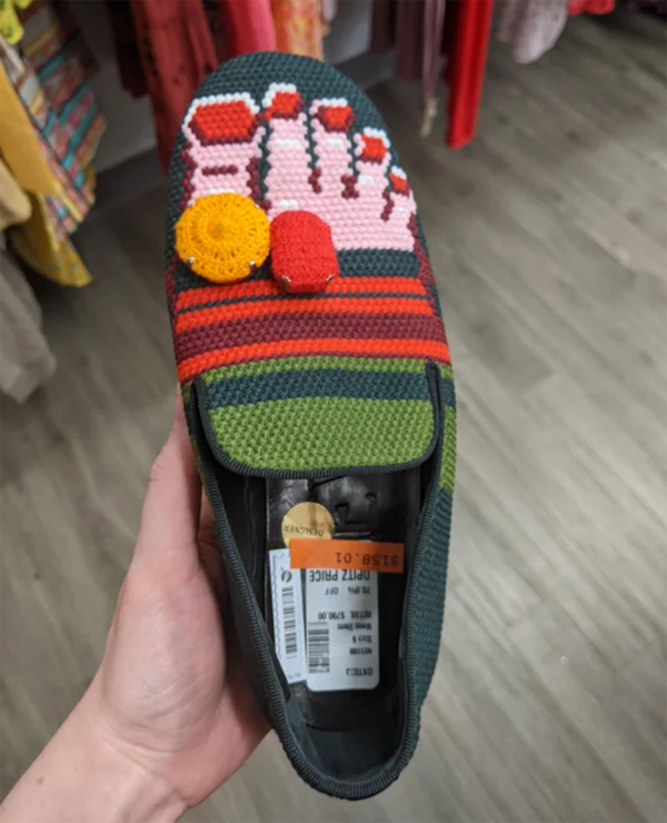 Đi giày giấu chân dường như quá bình thường. Chủ nhân đôi giày này quyết tâm tạo nên sự khác biệt bằng cách trang trí đôi giày mô phỏng hình bàn chân. Đáng lưu ý, chất liệu đan len khiến nó có lẽ chỉ dùng ở những nơi sạch sẽ, khô ráo.