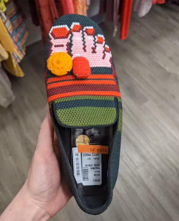 Đi giày giấu chân dường như quá bình thường. Chủ nhân đôi giày này quyết tâm tạo nên sự khác biệt bằng cách trang trí đôi giày mô phỏng hình bàn chân. Đáng lưu ý, chất liệu đan len khiến nó có lẽ chỉ dùng ở những nơi sạch sẽ, khô ráo.