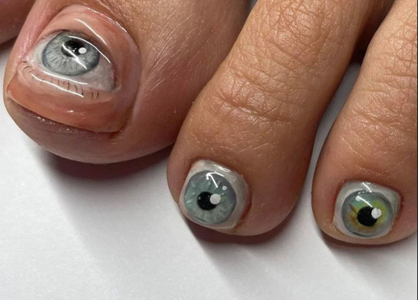 Một pha sơn móng chân “đi vào lòng đất”. Thay vì sáng tạo giúp đôi chân đẹp hơn, thợ làm móng lại mô phỏng những đôi mắt gây ám ảnh.