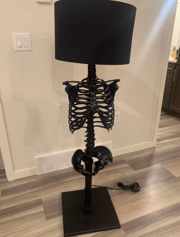 Một chiếc đèn không hề “thân thiện”, mô phỏng bộ xương người.