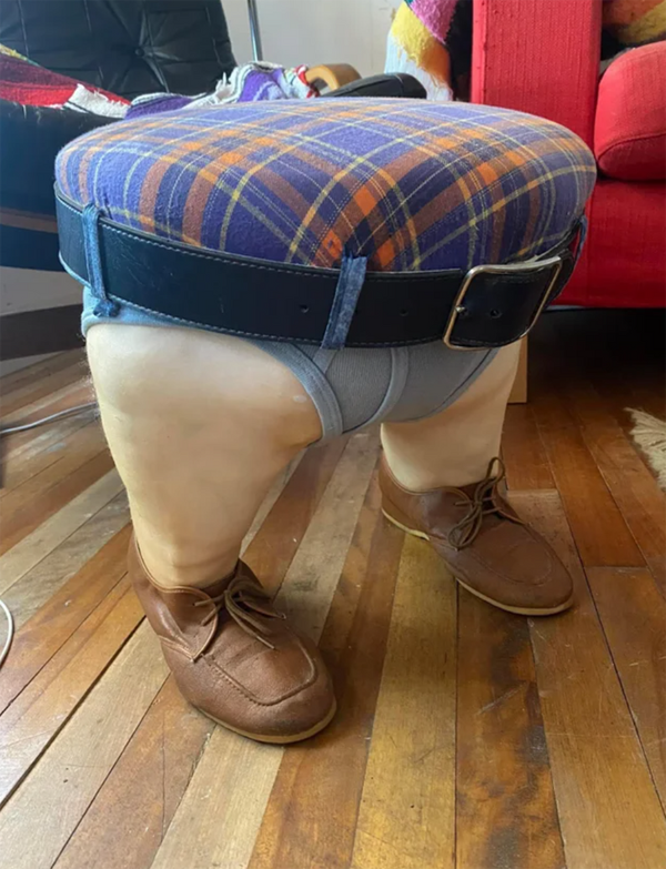 Thay vì mô phỏng ghế 4 chân thông thường, chiếc ghế đẩu này được biến tấu với đôi chân xỏ giày. Chưa dừng lại ở đó, nhà thiết kế còn thể hiện sự hài hước khi mặc quần sịp, đeo thắt lưng y như thật cho ghế. (Nguồn: BS)