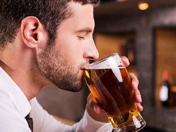 4. Thói quen hút thuốc, uống rượu của nam giới. Không ít nam giới duy trì thói quen hút thuốc, uống rượu làm niềm vui. Vậy nhưng, rượu bia, thuốc lá chứa rất nhiều hóa chất độc hại, ảnh hưởng trực tiếp đến tuổi thọ người dùng. Cụ thể, kết quả nghiên cứu cho thấy hút thuốc thời gian dài có thể làm giảm 7 năm tuổi thọ. Trong khi đó, lạm dụng rượu bia có thể làm giảm 6 năm tuổi thọ.