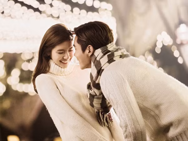 Hơn nữa, kinh nghiệm trong nỗ lực kiếm tiền cũng khiến họ có khí chất hơn người, quan điểm tình yêu có chiều sâu, hấp dẫn hơn. Đàn ông có tiền phong thái rất tự tin và điều này vô cùng thu hút phụ nữ.