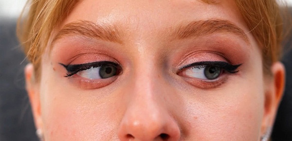 Tập luyện giúp tránh mỏi mắt. Nhìn màn hình máy tính, ti vi, điện thoại lâu sẽ khiến mắt mệt mỏi, đỏ ngầu. Lúc này, bạn nên dành chút thời gian để tập luyện. Mẹo vặt cuộc sống này giúp tăng cường tuần hoàn máu giảm mờ mắt, mỏi mắt và tăng độ nhạy sáng.