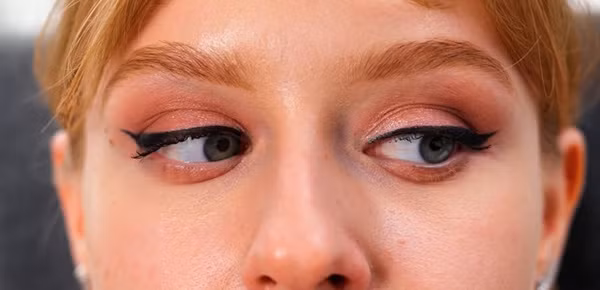 Tập luyện giúp tránh mỏi mắt. Nhìn màn hình máy tính, ti vi, điện thoại lâu sẽ khiến mắt mệt mỏi, đỏ ngầu. Lúc này, bạn nên dành chút thời gian để tập luyện. Mẹo vặt cuộc sống này giúp tăng cường tuần hoàn máu giảm mờ mắt, mỏi mắt và tăng độ nhạy sáng.