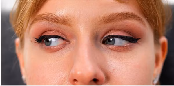 Khi thực hiện, bạn tiến hành đảo mắt nhìn sang phải và trái sao cho không di chuyển đầu; tiếp đó, tiến hành nhìn lên và xuống. Mỗi động tác, bạn thực hiện một vài lần sẽ cảm thấy sự khác biệt.