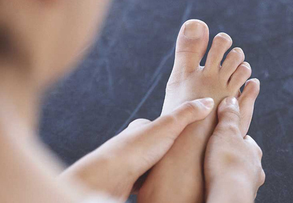 Xuất hiện khối u. Chân là bộ phận liên tục vận động, dễ va chạm với môi trường xung quanh tạo thành khối sưng. Sưng do va chạm sẽ thuyên giảm theo thời gian. Ngược lại, khối u bất thường ở chân có thể lành hoặc ác tính, hình thành không rõ nguyên nhân và khó mất đi. Nếu khối u không đau, cương cứng, liên kết với các mô xung quanh, phát triển nhanh theo thời gian... thì cần cảnh giác. Rất có thể đây là khối u ác tính do ung thư phổi.