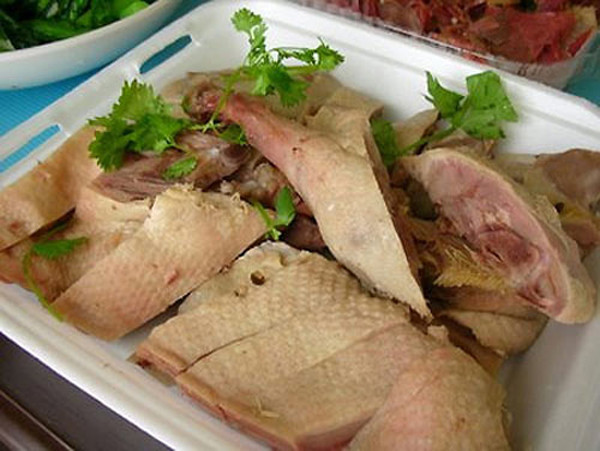 Thịt vịt đặc biệt giàu niacin. Chất này tốt cho việc duy trì nhiều cơ quan quan trọng, bao gồm cả cơ tim. Theo thống kê, ăn khoảng bốn hoặc hai miếng thịt vịt về cơ bản có thể đáp ứng lượng niacin được khuyến nghị hàng ngày.