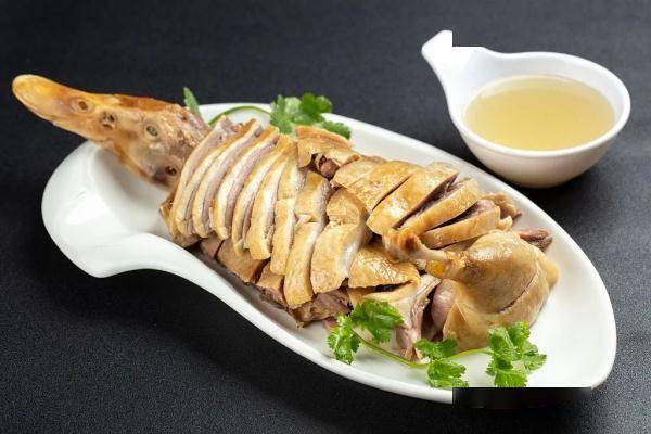 Người Trung Quốc có câu: “Mùa đông ăn thịt gia súc, mùa hè ăn vịt gà, tôm cá quanh năm” để nói về thực phẩm nên ăn theo từng mùa. Quả thực, thịt vịt không chỉ giàu dinh dưỡng mà còn ngọt mát, thích hợp ăn trong thời tiết nóng nực mùa hè. (Ảnh minh họa)