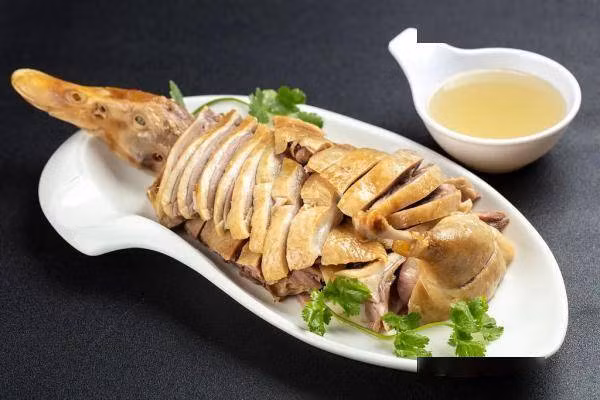 Người Trung Quốc có câu: “Mùa đông ăn thịt gia súc, mùa hè ăn vịt gà, tôm cá quanh năm” để nói về thực phẩm nên ăn theo từng mùa. Quả thực, thịt vịt không chỉ giàu dinh dưỡng mà còn ngọt mát, thích hợp ăn trong thời tiết nóng nực mùa hè. (Ảnh minh họa)