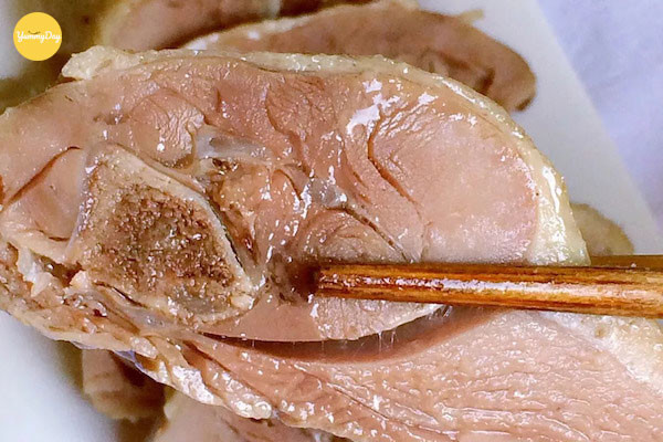 Lợi ích của thịt vịt từ lâu được công nhận. Tuy vậy, lượng chất béo trong vịt vẫn khá lớn khiến người thừa cân, người có nhu cầu giảm cân e ngại. Để ăn thịt vịt mà không nạp nhiều chất béo, bạn nên loại bỏ phần da rồi chế biến món ăn. Cách này góp phần giảm một nửa lượng mỡ.