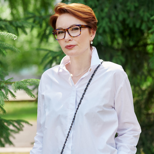 Áo sơ mi. Áo sơ mi làm từ chất liệu vải tự nhiên nên cũng có xu hướng co lại, dù không nhiều như áo phông. Đáng lưu ý, áo sơ mi có thể co lại ở phần tay, cổ hoặc vai không cố định. Do vậy, để đảm bảo áo luôn vừa vặn sau nhiều lần sử dụng, bạn nên cắt may rộng hơn chút so với kích thước thực cơ thể.