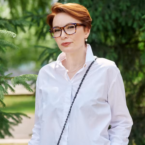 Áo sơ mi. Áo sơ mi làm từ chất liệu vải tự nhiên nên cũng có xu hướng co lại, dù không nhiều như áo phông. Đáng lưu ý, áo sơ mi có thể co lại ở phần tay, cổ hoặc vai không cố định. Do vậy, để đảm bảo áo luôn vừa vặn sau nhiều lần sử dụng, bạn nên cắt may rộng hơn chút so với kích thước thực cơ thể.