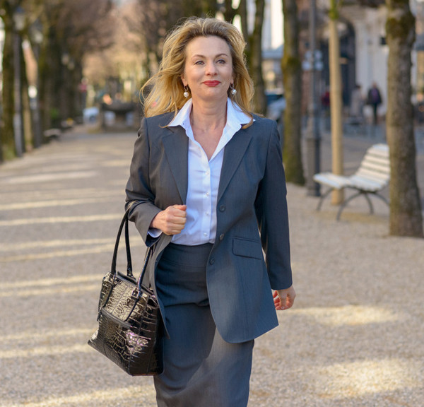 Áo blazer. Tương tự như áo khoác, blazer nên chọn loại kích thước rộng một chút. Blazer dùng để khoác ngoài, bên trong là một vài món đồ. Chọn thiết kế vừa vặn đôi khi khiến bạn khó có thể phối dày dặn mặc trong.