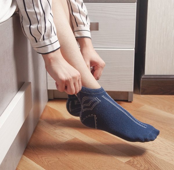 Tất. Tất thường được làm từ bông. Chất liệu phổ biến này rất dễ bị co lại trong quá trình giặt, phơi dưới nhiệt độ cao. Sử dụng đôi tất quá chật chắc chắn sẽ khiến bạn cảm thấy khó chịu, máu khó lưu thông.