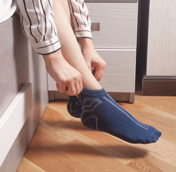 Tất. Tất thường được làm từ bông. Chất liệu phổ biến này rất dễ bị co lại trong quá trình giặt, phơi dưới nhiệt độ cao. Sử dụng đôi tất quá chật chắc chắn sẽ khiến bạn cảm thấy khó chịu, máu khó lưu thông.