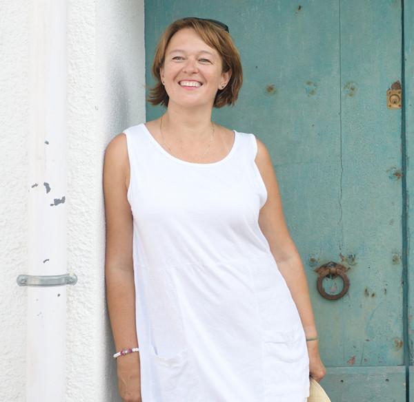 Váy suông. Váy suông là thiết kế gần như cô gái nào cũng có trong tủ đồ. Nó được may bằng nhiều chất liệu khác nhau. Tuy vậy, nếu váy làm từ chất vải co lại sau quá trình giặt thì cần chọn loại có độ rộng vừa phải. Sự lựa chọn thông minh giúp chị em vừa mặc đẹp vừa tiết kiệm hầu bao.