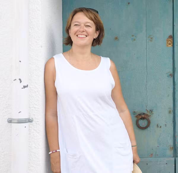 Váy suông. Váy suông là thiết kế gần như cô gái nào cũng có trong tủ đồ. Nó được may bằng nhiều chất liệu khác nhau. Tuy vậy, nếu váy làm từ chất vải co lại sau quá trình giặt thì cần chọn loại có độ rộng vừa phải. Sự lựa chọn thông minh giúp chị em vừa mặc đẹp vừa tiết kiệm hầu bao.