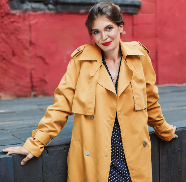 Áo khoác. Áo khoác là món đồ không thể thiếu khi tiết trời chuyển lạnh. Khi mua áo khoác, bạn nên chú ý chọn thiết kế rộng hơn so với số đo các vòng. Nguyên nhân bởi trời lạnh, chúng ta thường mặc nhiều áo ấm bên trong. Lúc này, kích thước rộng sẽ phù hợp hơn, không gây chật chội.