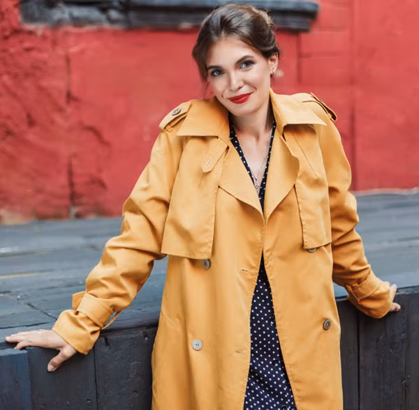 Áo khoác. Áo khoác là món đồ không thể thiếu khi tiết trời chuyển lạnh. Khi mua áo khoác, bạn nên chú ý chọn thiết kế rộng hơn so với số đo các vòng. Nguyên nhân bởi trời lạnh, chúng ta thường mặc nhiều áo ấm bên trong. Lúc này, kích thước rộng sẽ phù hợp hơn, không gây chật chội.