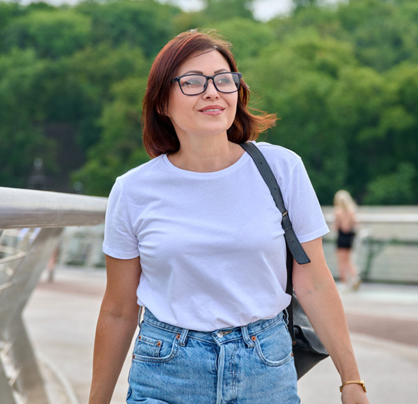 Áo thun. Áo thun là một trong những thiết kế thời trang nên chọn size rộng hơn. Nguyên nhân bởi chất liệu này thường bị co lại sau khi giặt rồi, phơi khô. Nếu chọn thiết kế vừa vặn, theo thời gian chúng sẽ trở nên chật chội. (Ảnh: Brightside)