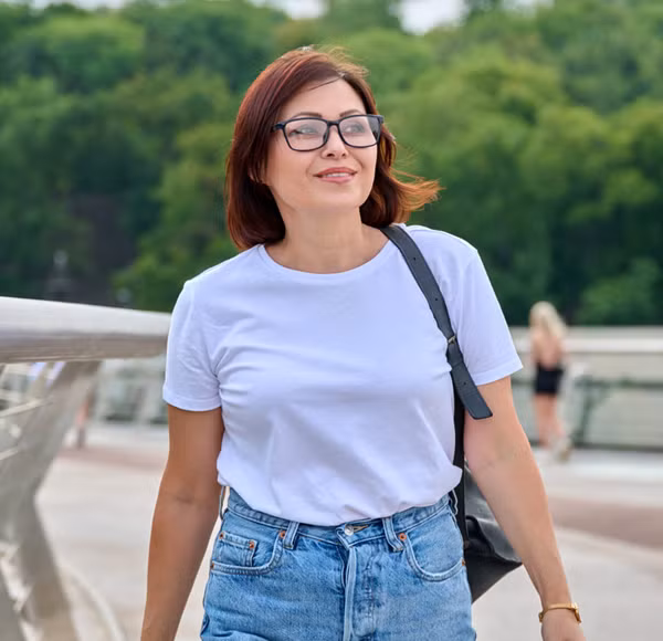 Áo thun. Áo thun là một trong những thiết kế thời trang nên chọn size rộng hơn. Nguyên nhân bởi chất liệu này thường bị co lại sau khi giặt rồi, phơi khô. Nếu chọn thiết kế vừa vặn, theo thời gian chúng sẽ trở nên chật chội. (Ảnh: Brightside)