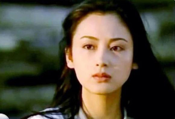 Nếu như Lưu Diệc Phi, Leonardo DiCaprio xương gò má mở rộng khiến gương mặt không còn thanh tú, mang tới hiệu ứng thị giác tăng cân thì “đệ nhất mỹ nhân” Trần Hồng lại “thê thảm” hơn nhiều.