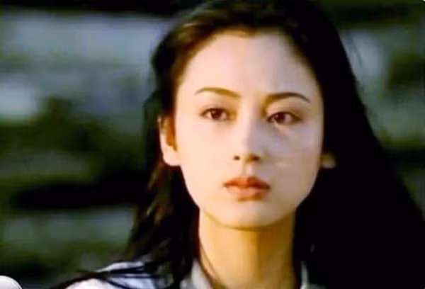 Nếu như Lưu Diệc Phi, Leonardo DiCaprio xương gò má mở rộng khiến gương mặt không còn thanh tú, mang tới hiệu ứng thị giác tăng cân thì “đệ nhất mỹ nhân” Trần Hồng lại “thê thảm” hơn nhiều.