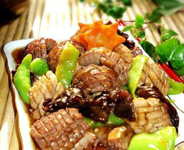 Đặc biệt, lượng cholesterol trong thận rất lớn, ước tính khoảng 345mg/100g. Ăn lượng lớn hoặc ăn trong thời gian dài sẽ khiến cơ thể nạp nhiều cholesterol dẫn đến rối loạn chuyển hóa, lipid máu cao, xơ cứng động mạch... Để tốt cho thận, chuyên gia khuyên nên tập trung bồi bổ bằng nhóm thực phẩm dưới đây.