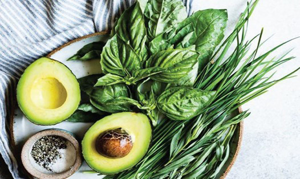 Khi huyết áp tăng cao, nó sẽ ảnh hưởng đến các động mạch nhỏ của thận, dẫn đến xơ cứng động mạch, tiềm ẩn nhiều nguy cơ sức khỏe thận. Vì vậy, bạn nên lựa chọn những thực phẩm ít muối, tránh nêm nhiều muối khi nấu ăn.