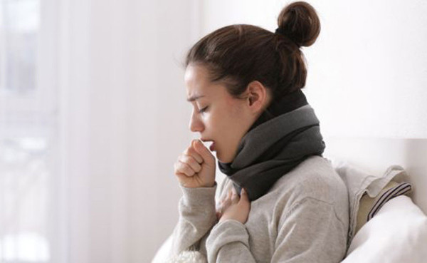 Ho dai dẳng. Ho là phản xạ tự nhiên giúp làm sạch cổ họng, đẩy dị vật ra ngoài. Ho thường xuất hiện khi bị cảm, viêm họng, viêm phổi... Những trường hợp này phản ứng ho sẽ thuyên giảm khi được điều trị đúng cách.