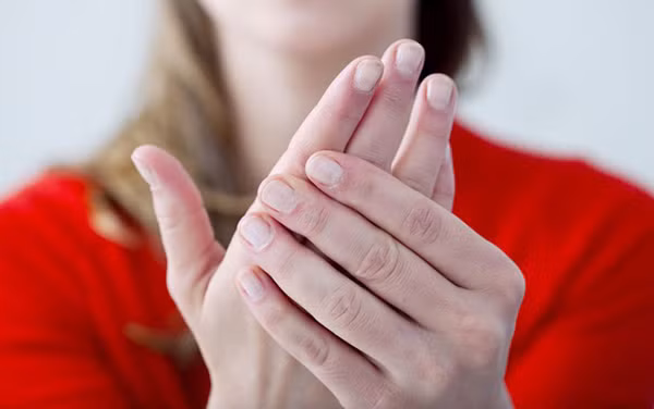 Người có vấn đề về tim, cơ thể sẽ xuất hiện triệu chứng chân lạnh, mệt mỏi triền miên. Điều này bắt nguồn từ việc tim là nguồn cung cấp nhiệt cho cơ thể. Bàn chân là nơi xa tim nhất, đường đi của máu dài nhất khiến việc cung cấp nhiệt lượng kém hơn nên xuất hiện hiện tượng lạnh tay chân dù cơ thể được ủ ấm.