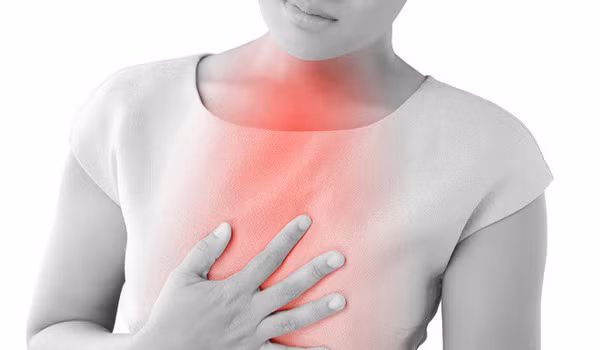 Đau tức ngực. Đau tức ngực, cảm giác khó chịu vùng ngực là dấu hiệu bệnh tim phổ biến nhất, bắt nguồn từ tình trạng cơ tim bị thiếu máu. Cảm giác đau tức ngực có cường độ khác nhau tùy vào tình trạng bệnh song có điểm chung là cảm giác khó chịu lan dần ra sau lưng.