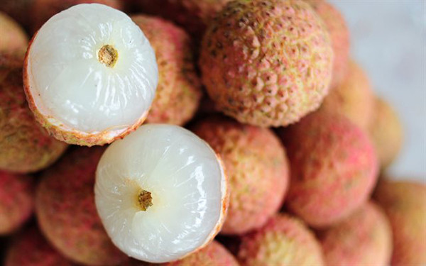 Được biết, “bệnh vải thiều” là một bệnh thần kinh cấp tính. Bản thân vải thiều không chứa bất kỳ chất độc hại nào, nhưng lại chứa nhiều đường. Hàm lượng đường trong vải cao và hầu hết là đường fructose.