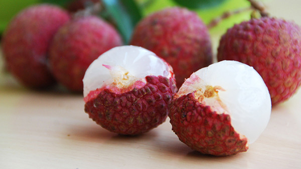 Vải có hàm lượng đường cao, tốt nhất nên ăn có chừng mực. Theo hướng dẫn về chế độ ăn của Trung Quốc, một người trưởng thành nên hạn chế lượng vải ăn vào khoảng 200-350 gam mỗi ngày. Trọng lượng này tương đương khoảng 10 - 17 quả. Khi ăn cần chú ý ăn cả lớp màng trắng và phần trắng trên đầu quả vì những phần này có tác dụng giảm sinh hỏa rất tốt.